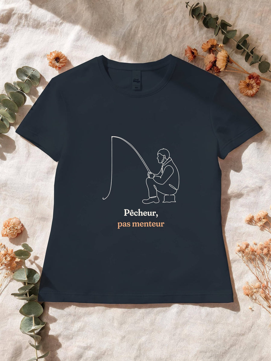Visuel d’illustration – T-shirt femme navy avec le motif un pêcheur accroupi avec sa canne, dessiné d’un seul trait continu et « Pêcheur, pas menteur »