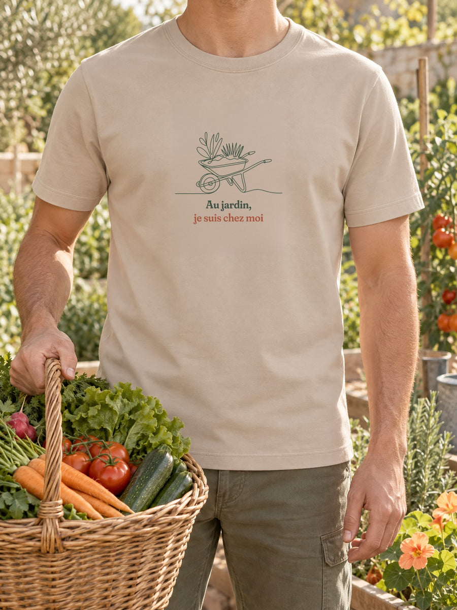 Visuel d’illustration – t-shirt dans une mise en situation, avec le motif une brouette remplie de plantes, dessinée d’un seul trait continu et « Au jardin, je suis chez moi »