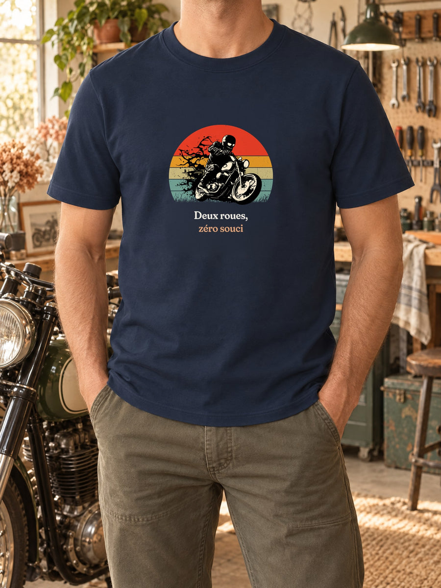 Visuel d’illustration – t-shirt dans une mise en situation, avec le motif un motard casqué sur sa moto, en silhouette devant un soleil couchant à bandes rétro et « Deux roues, zéro souci »
