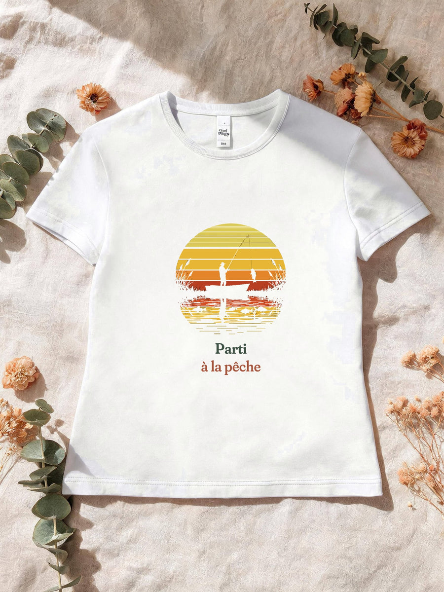 Visuel d’illustration – T-shirt femme blanc avec le motif un pêcheur sur sa barque devant un soleil couchant à bandes rétro qui se reflète dans l’eau et « Parti à la pêche »