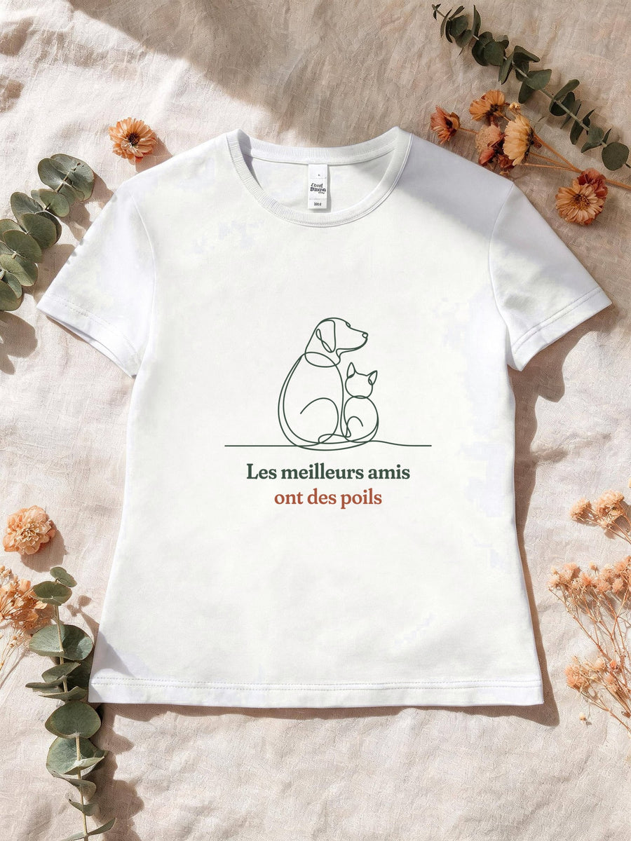 Visuel d’illustration – T-shirt femme blanc avec le motif un chien et un chat assis l’un contre l’autre, de dos, dessinés d’un seul trait continu et « Les meilleurs amis ont des poils »