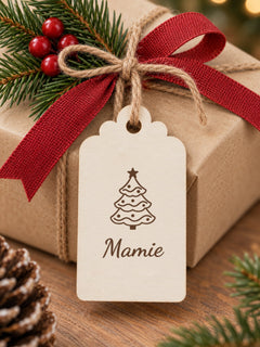 Visuel d’illustration – étiquette en bois gravée d’un sapin et de « Mamie » (exemple) nouée à un paquet en papier kraft