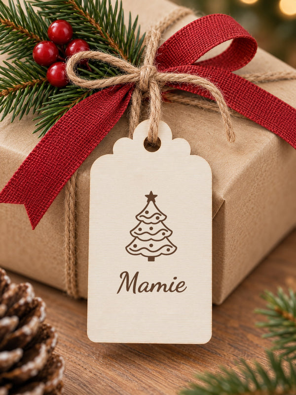 Visuel d’illustration – étiquette en bois gravée d’un sapin et de « Mamie » (exemple) nouée à un paquet en papier kraft