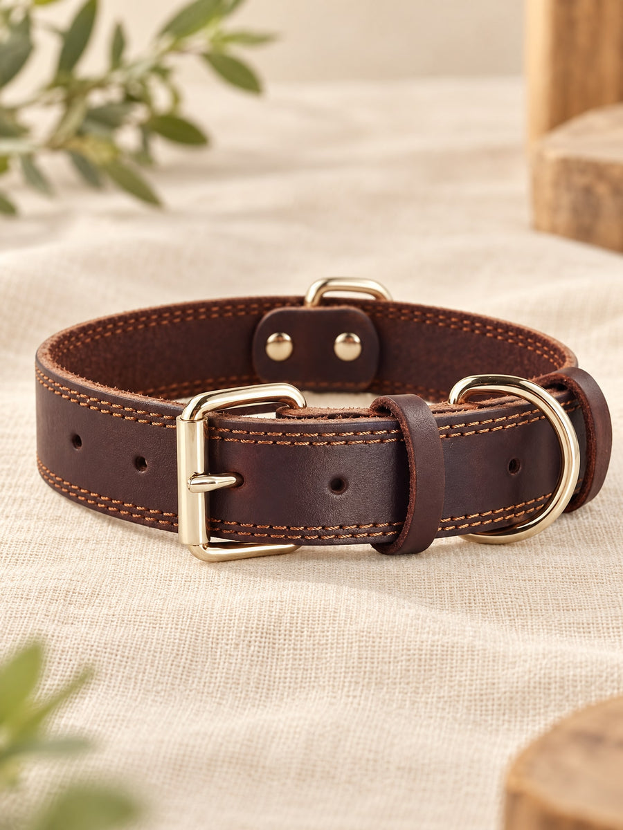 Visuel d’illustration – collier en cuir marron vierge, posé en courbe sur un lin crème