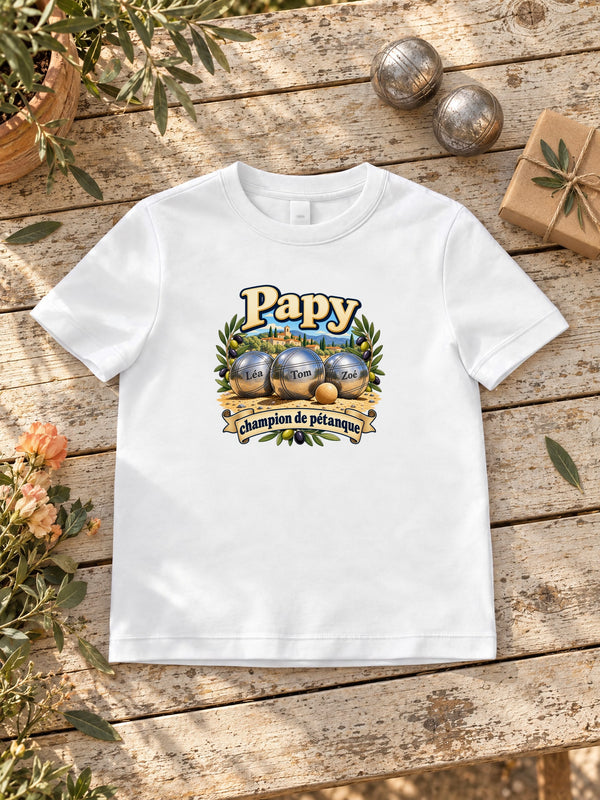 Visuel d’illustration – T-shirt homme blanc personnalisé « Papy champion de pétanque » avec les prénoms Léa, Tom et Zoé sur les boules