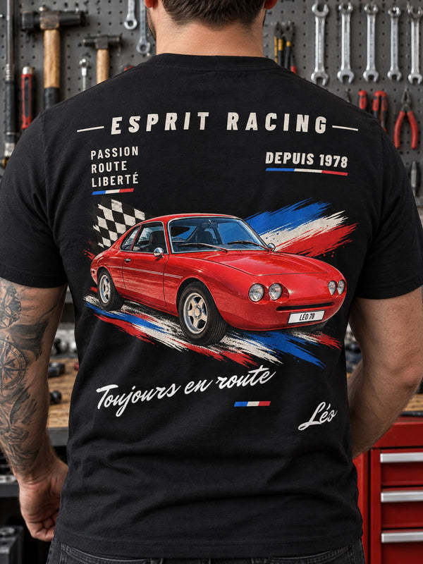Visuel d’illustration : homme de dos devant un mur d’outils, t-shirt noir avec le dessin Affiche de course en grand dans le dos