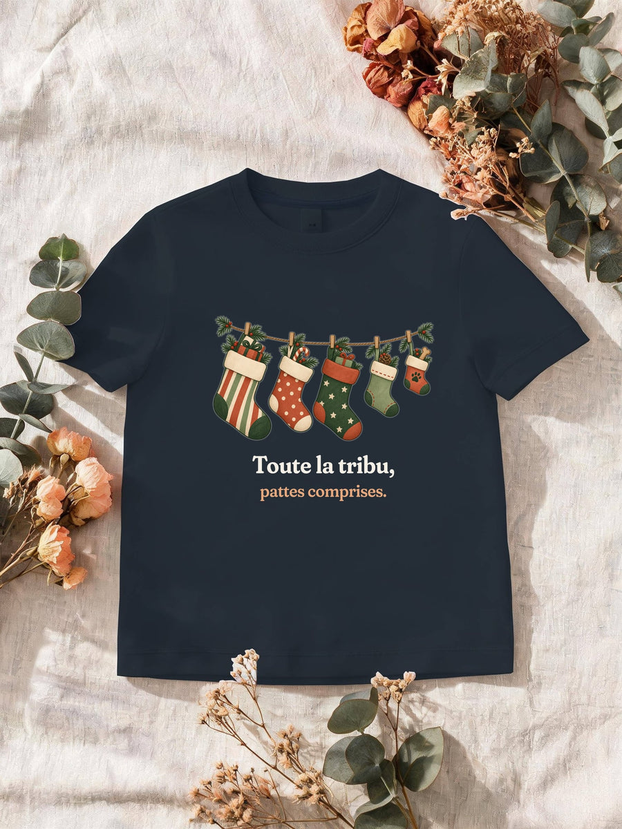 Visuel d’illustration – T-shirt homme navy avec le motif de Noël : une guirlande de chaussettes de Noël, dont une petite avec une empreinte de patte, et la phrase « Toute la tribu, pattes comprises. »