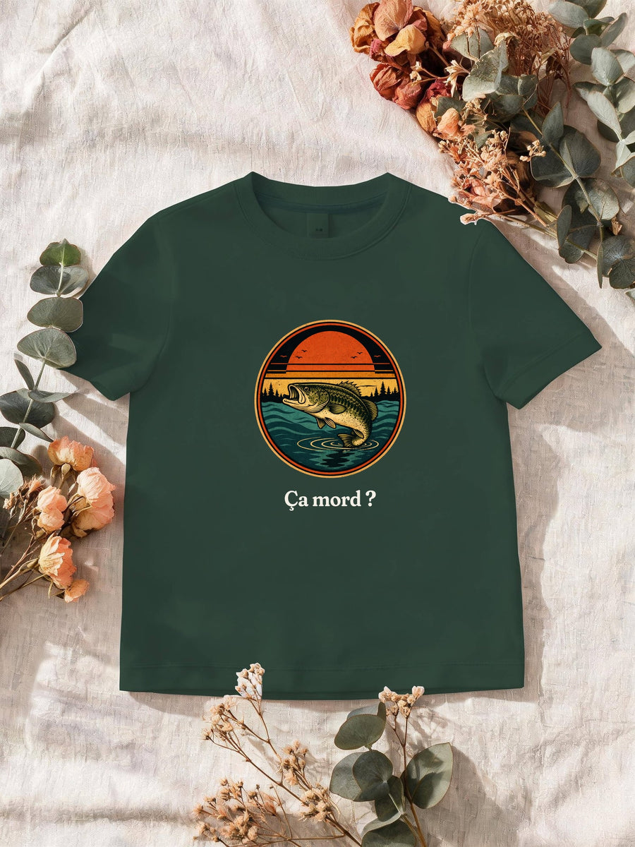 Visuel d’illustration – T-shirt homme vert forêt avec le motif un poisson qui saute hors de l’eau devant un soleil couchant et des sapins, dans un médaillon rond et « Ça mord ? »