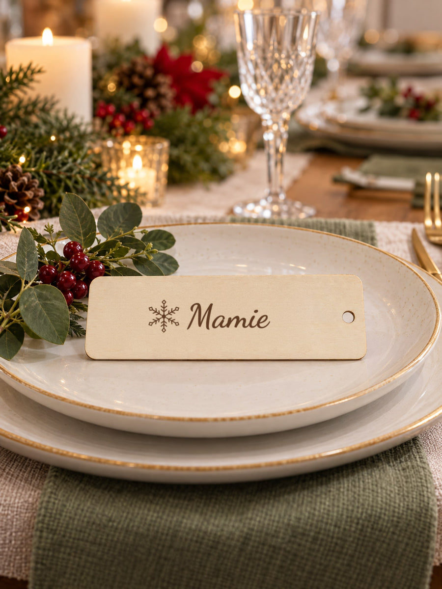 Visuel d’illustration – table de Noël dressée avec des marque-places en bois gravés (prénoms d’exemple)