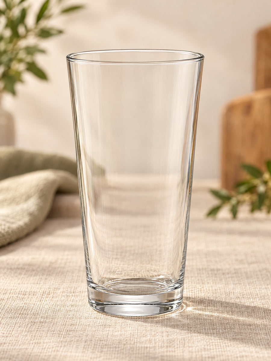 Visuel d’illustration – verre à bière droit en verre transparent vierge, sur un lin crème