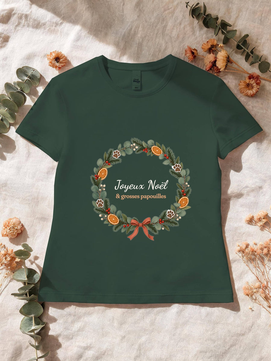 Visuel d’illustration – T-shirt femme vert forêt avec le motif de Noël : une couronne de Noël avec des empreintes de pattes et le texte « Joyeux Noël & grosses papouilles »