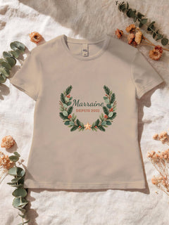 Visuel d’illustration – T-shirt femme sable avec le motif une couronne de sapin et « Marraine depuis 2021 » (exemple d’année)