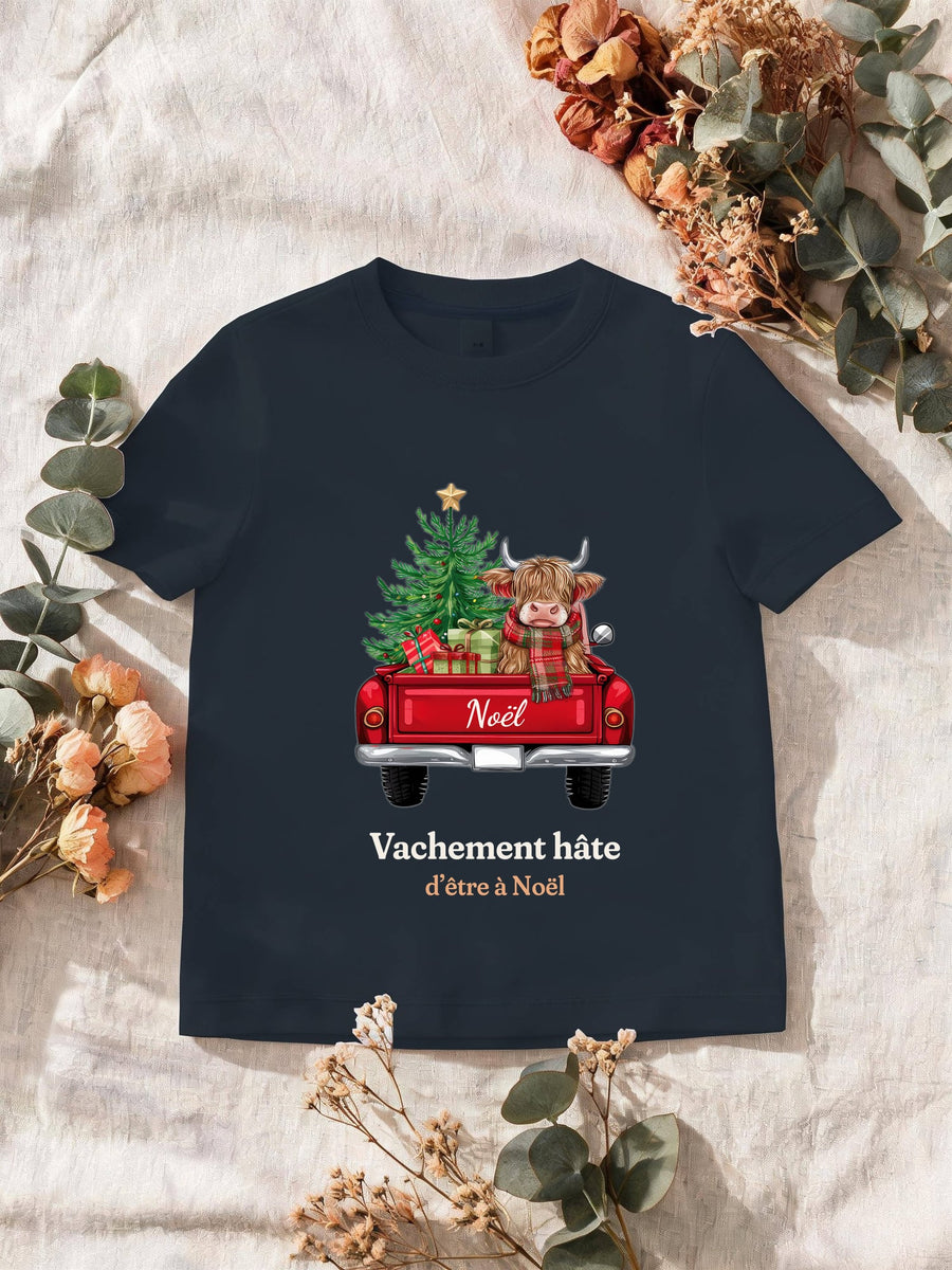 Visuel d’illustration – T-shirt homme navy avec le motif une vache highland dans une camionnette de Noël et « Vachement hâte » et « d’être à Noël »