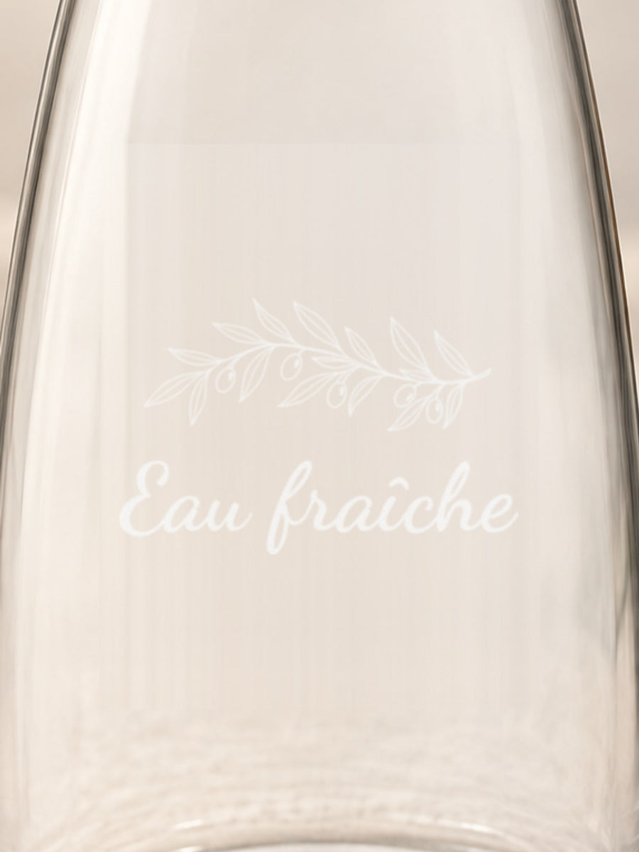 Visuel d’illustration – gros plan de la gravure dépolie : rameau d’olivier et « Eau fraîche »