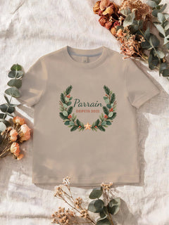 Visuel d’illustration – T-shirt homme sable avec le motif une couronne de sapin et « Parrain depuis 2021 » (exemple d’année)