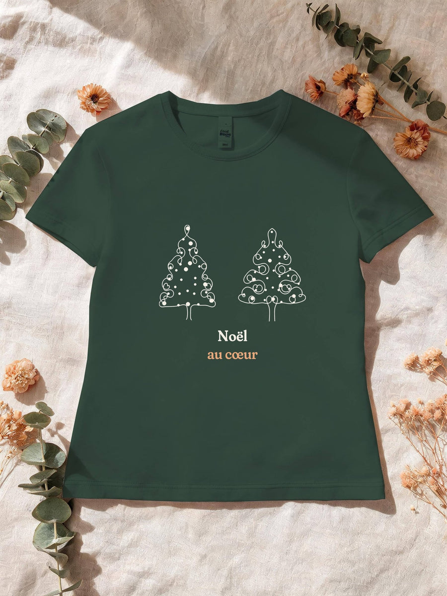 Visuel d’illustration – T-shirt femme vert forêt avec le motif deux sapins de Noël dessinés d’un seul trait, décorés de boules rouges et « Noël au cœur »