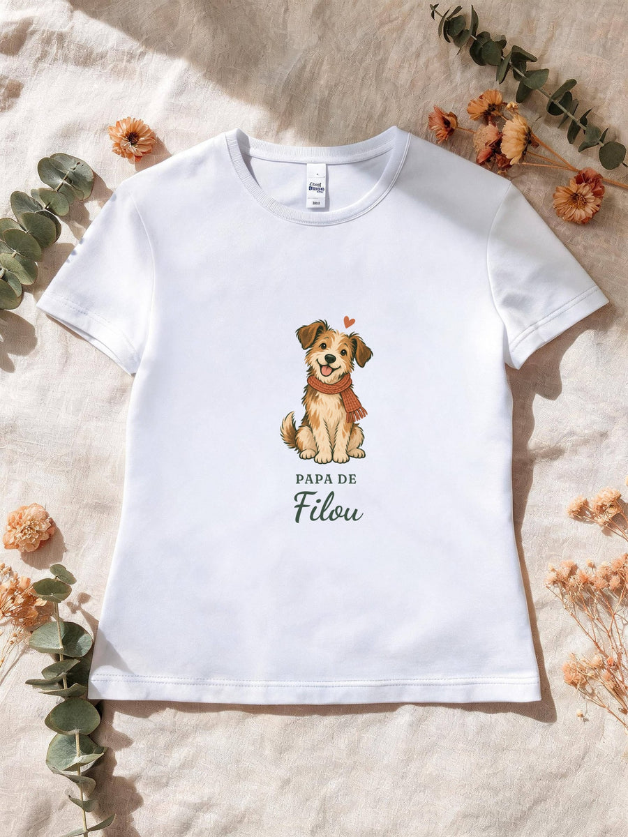 Visuel d’illustration – T-shirt femme blanc avec le motif un chien en écharpe et « Papa de Filou » (exemple de prénom)