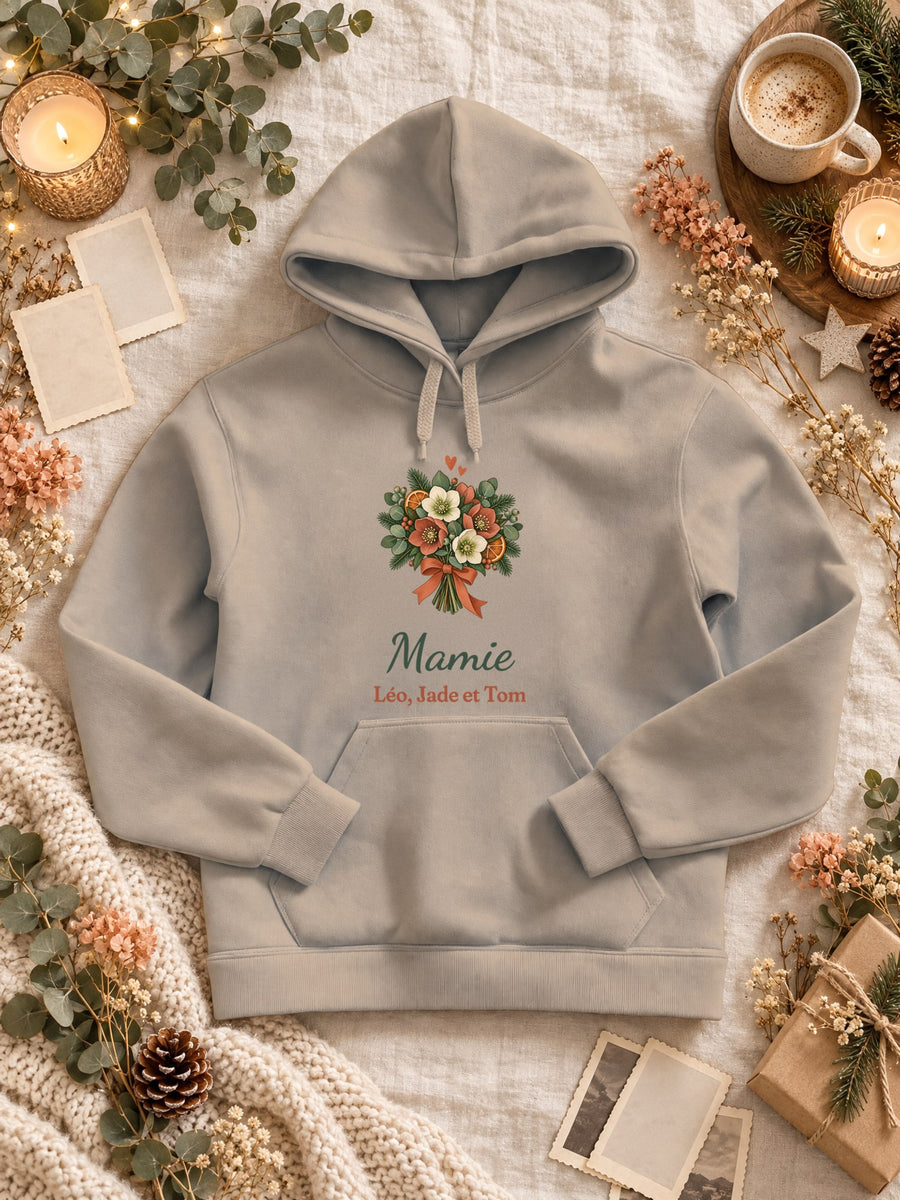 Visuel d’illustration – sweat à capuche sable dans une mise en situation, avec le motif un bouquet d’hiver, « Mamie » et « Léo, Jade et Tom » (exemple de prénoms)