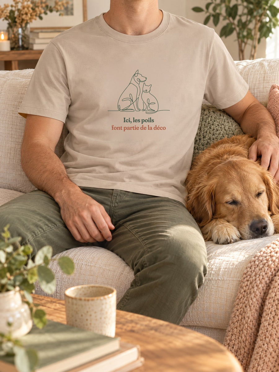 Visuel d’illustration – t-shirt dans une mise en situation, avec le motif un chien et un chat assis côte à côte, dessinés d’un seul trait continu et « Ici, les poils font partie de la déco »