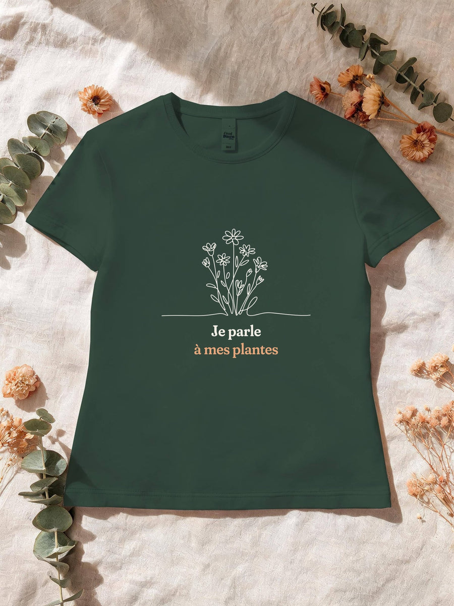 Visuel d’illustration – T-shirt femme vert forêt avec le motif un bouquet de fleurs des champs, dessiné d’un seul trait continu et « Je parle à mes plantes »