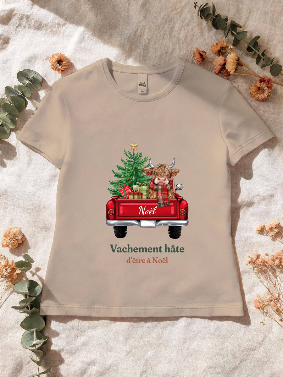 Visuel d’illustration – T-shirt femme sable avec le motif une vache highland dans une camionnette de Noël et « Vachement hâte » et « d’être à Noël »