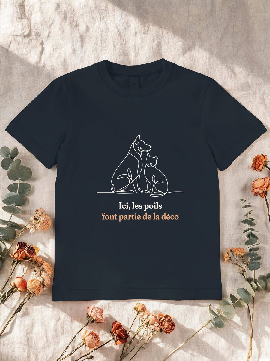 Visuel d’illustration – T-shirt enfant navy avec le motif un chien et un chat assis côte à côte, dessinés d’un seul trait continu et « Ici, les poils font partie de la déco »