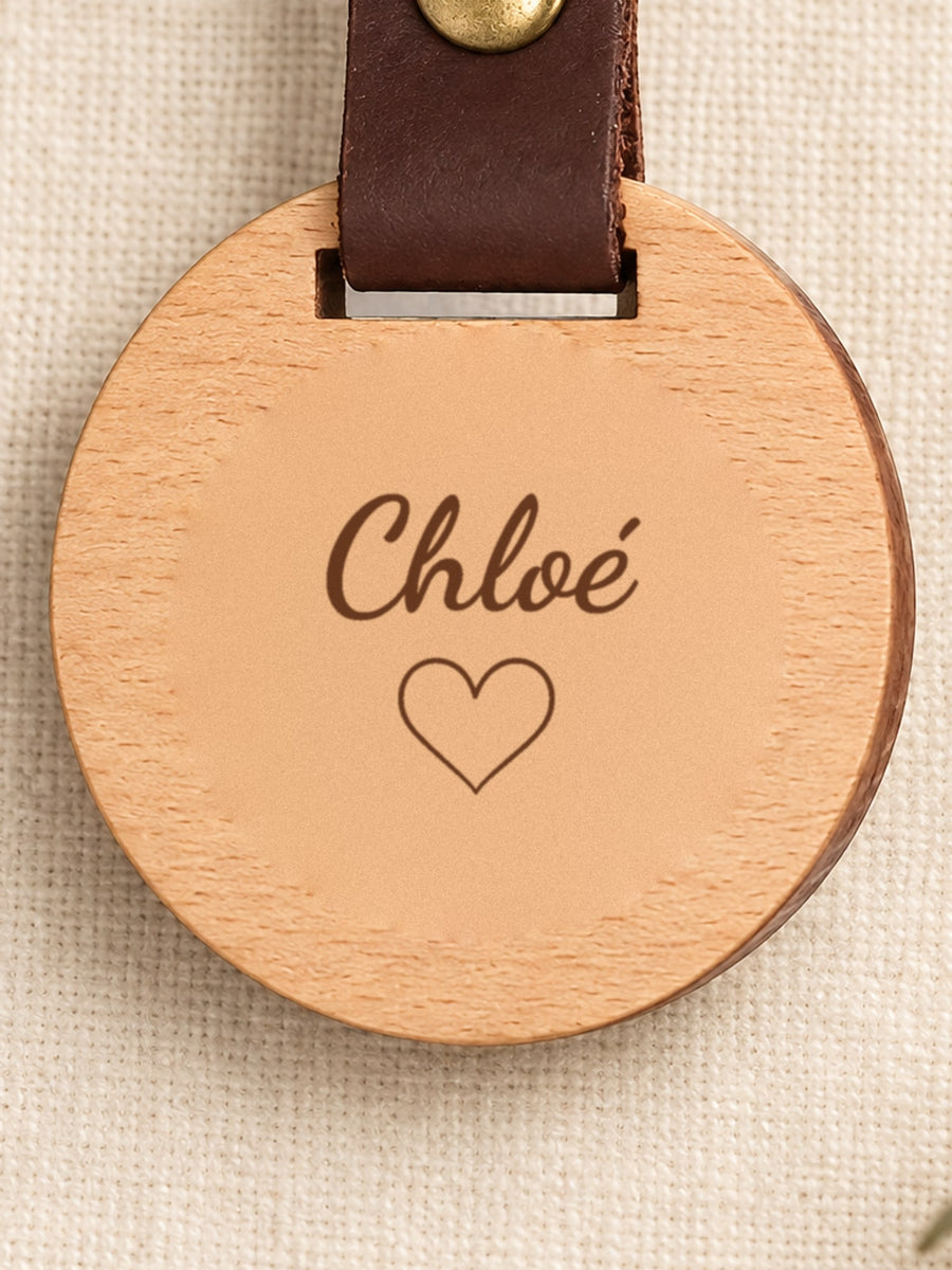 Visuel d’illustration – gros plan de la gravure : « Chloé » et un petit cœur sur le hêtre