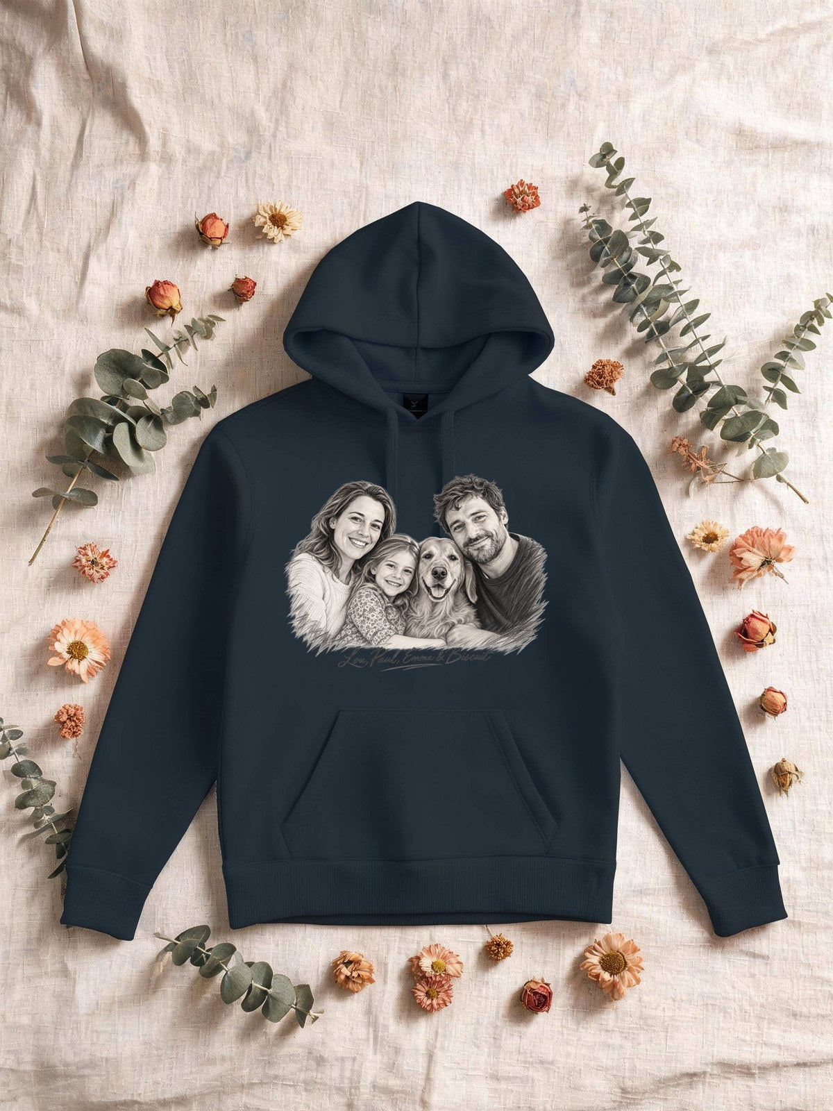 Sweat à capuche navy avec le portrait au crayon d’une famille et de son chien