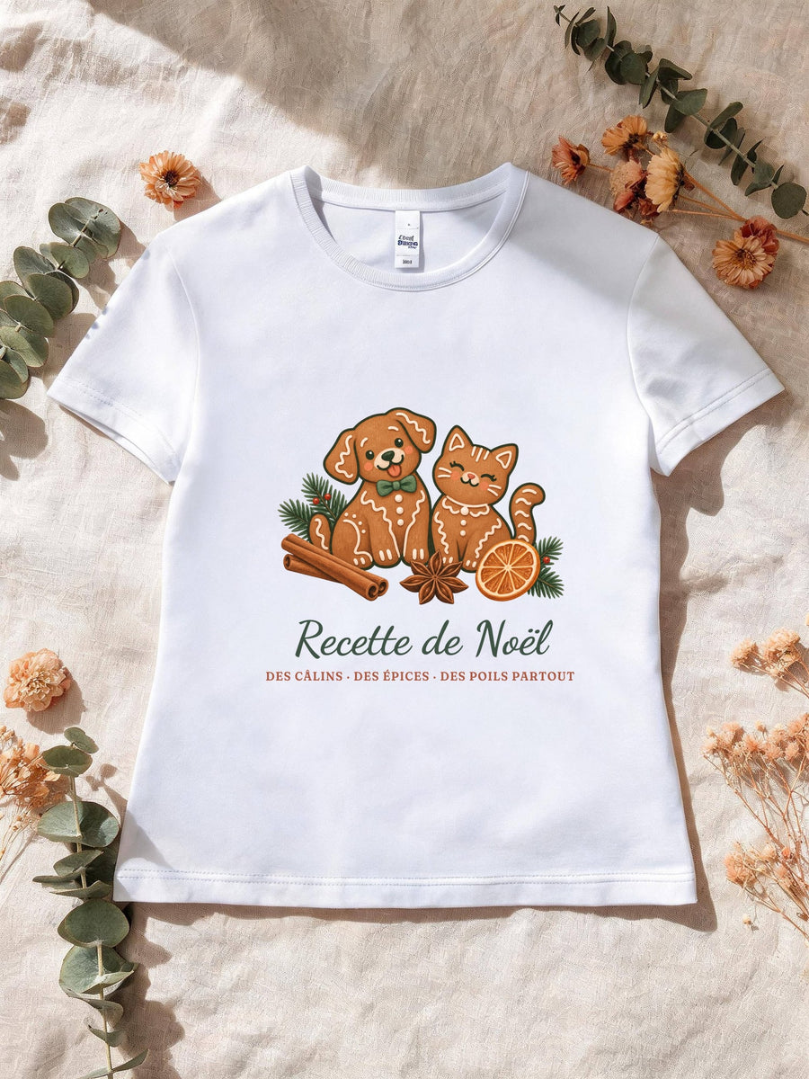 Visuel d’illustration – T-shirt femme blanc avec le motif de Noël : deux biscuits de pain d’épices en forme de chien et de chat et le texte « Recette de Noël : des câlins, des épices, des poils partout »