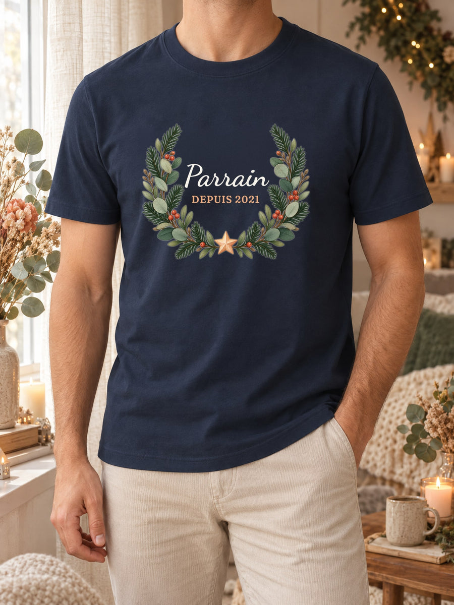 Visuel d’illustration – t-shirt navy dans une mise en situation, avec le motif une couronne de sapin et « Parrain depuis 2021 » (exemple d’année)