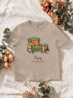 Visuel d’illustration – T-shirt homme sable avec le motif un fauteuil douillet, « Papy » et « Léo, Jade et Tom » (exemple de prénoms)