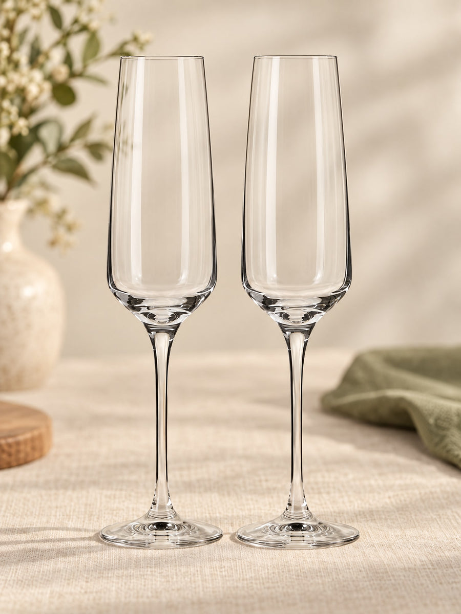 Visuel d’illustration – deux flûtes à champagne en cristal vierges, côte à côte sur un lin crème