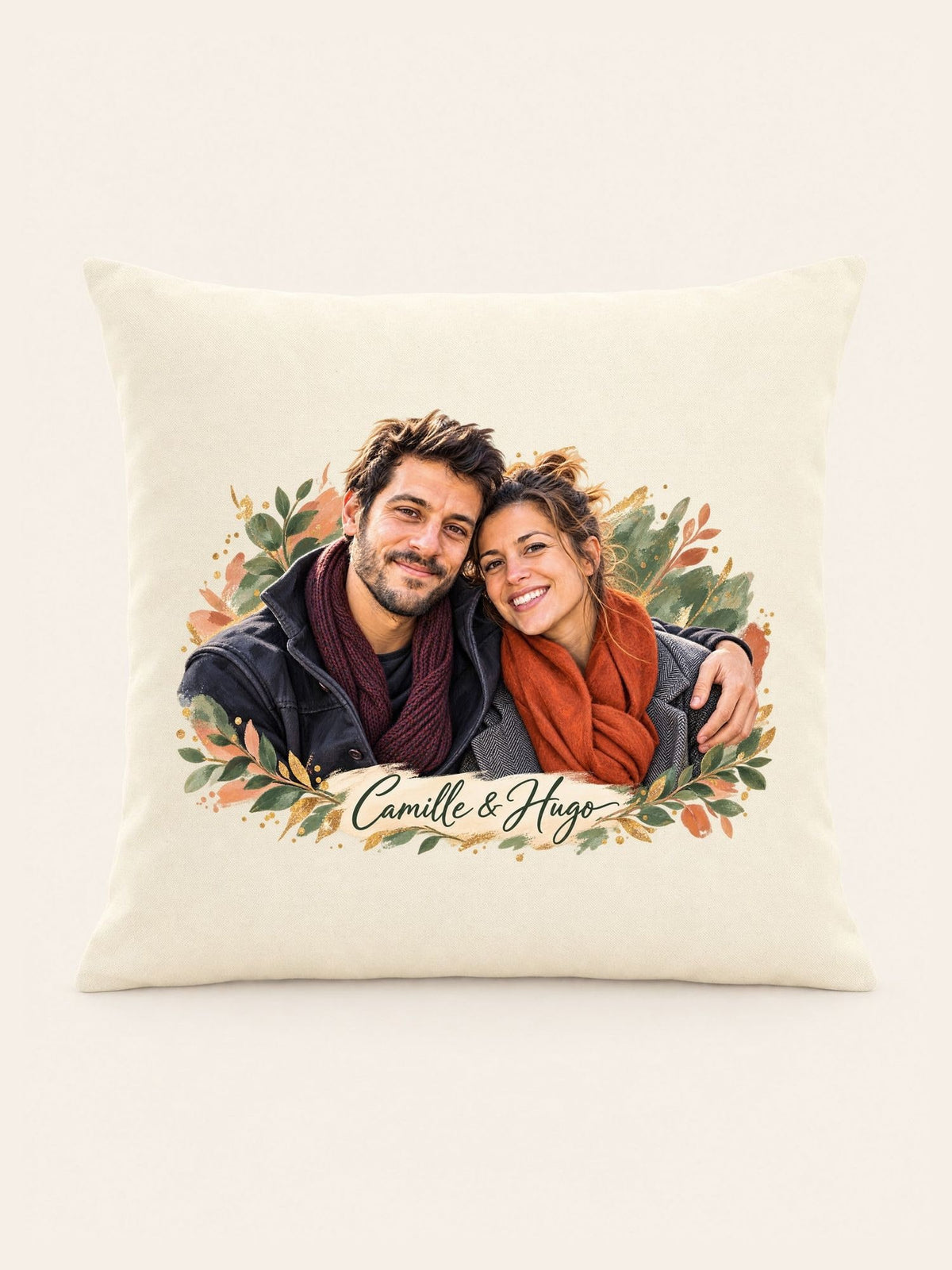 Visuel d’illustration – housse de coussin naturel avec un portrait de couple en style Portrait signature, prénoms « Camille & Hugo »