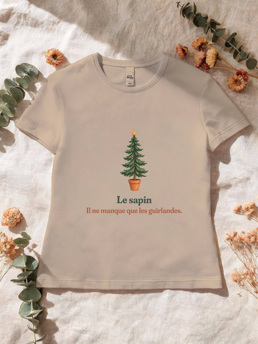Visuel d’illustration – T-shirt femme sable avec le motif un sapin nu en pot et « Le sapin. Il ne manque que les guirlandes. »