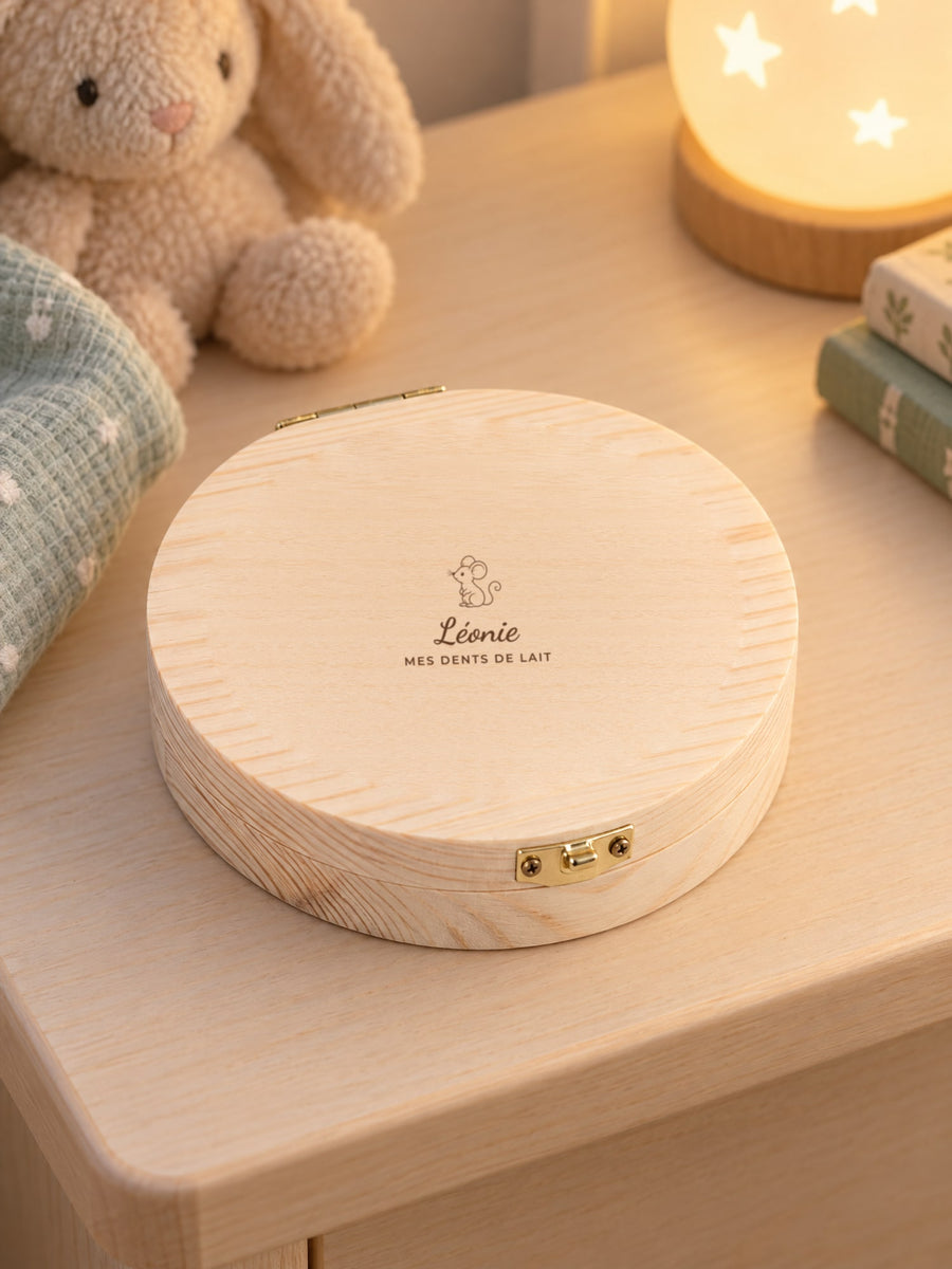 Visuel d’illustration – boîte en bois sur une table de chevet d’enfant, gravée d’une souris, « Léonie » et « Mes dents de lait » (exemple)