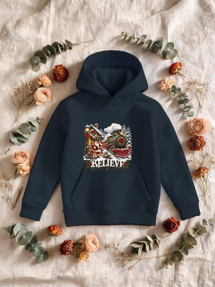 Visuel d’illustration – Sweat enfant navy avec le Père Noël et le train à vapeur devant la gare enneigée, « Believe »
