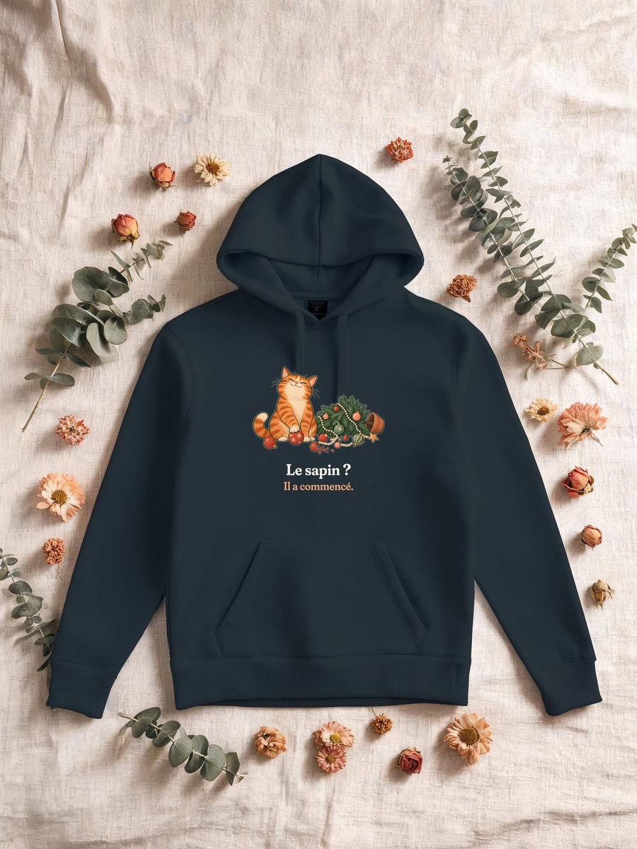 Visuel d’illustration – Sweat homme navy avec le motif de Noël : un chat roux assis près d’un sapin de Noël renversé et la phrase « Le sapin ? Il a commencé. »