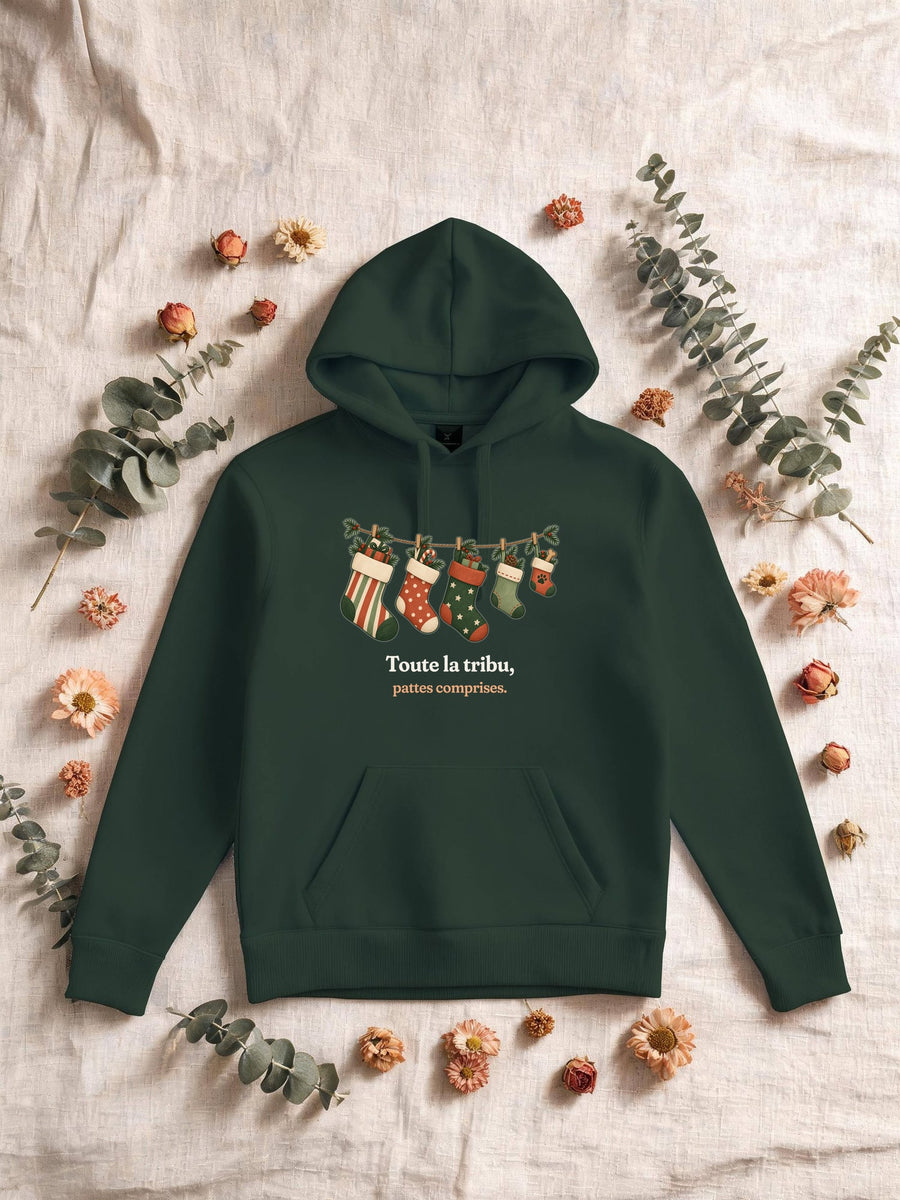 Visuel d’illustration – Sweat homme vert forêt avec le motif de Noël : une guirlande de chaussettes de Noël, dont une petite avec une empreinte de patte, et la phrase « Toute la tribu, pattes comprises. »