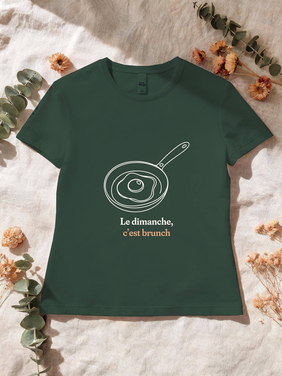 Visuel d’illustration – T-shirt femme vert forêt avec le motif un œuf au plat dans une poêle, dessiné d’un seul trait continu et « Le dimanche, c’est brunch »