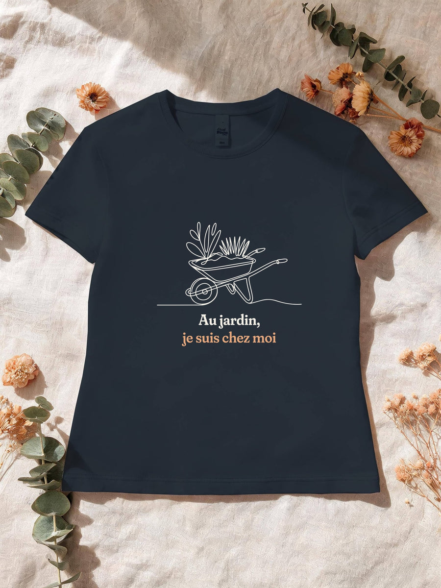 Visuel d’illustration – T-shirt femme navy avec le motif une brouette remplie de plantes, dessinée d’un seul trait continu et « Au jardin, je suis chez moi »