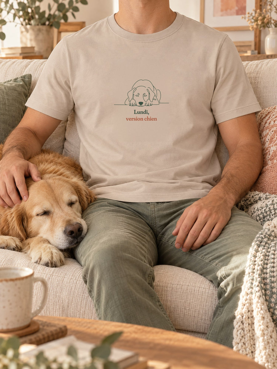 Visuel d’illustration – t-shirt dans une mise en situation, avec le motif un chien allongé, la tête posée sur les pattes, l’air de bouder, dessiné d’un seul trait continu et « Lundi, version chien »