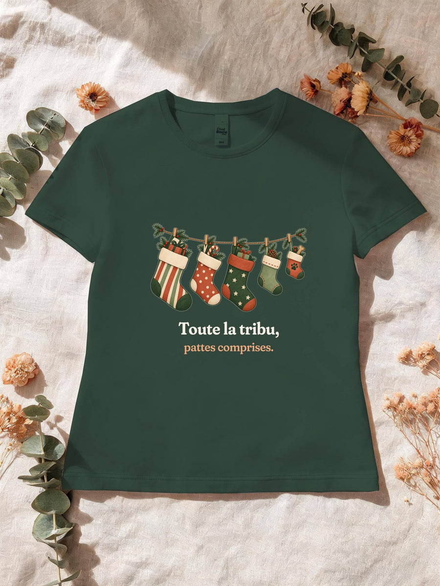 Visuel d’illustration – T-shirt femme vert forêt avec le motif de Noël : une guirlande de chaussettes de Noël, dont une petite avec une empreinte de patte, et la phrase « Toute la tribu, pattes comprises. »