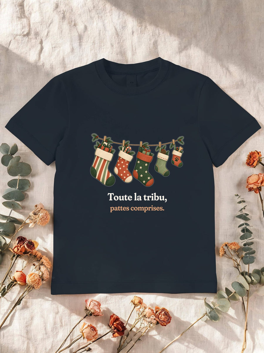 Visuel d’illustration – T-shirt enfant navy avec le motif de Noël : une guirlande de chaussettes de Noël, dont une petite avec une empreinte de patte, et la phrase « Toute la tribu, pattes comprises. »
