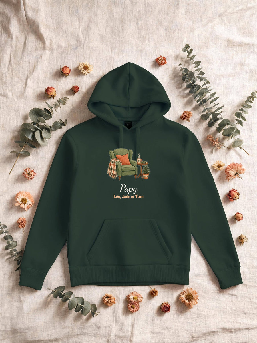 Visuel d’illustration – Sweat homme vert forêt avec le motif un fauteuil douillet, « Papy » et « Léo, Jade et Tom » (exemple de prénoms)