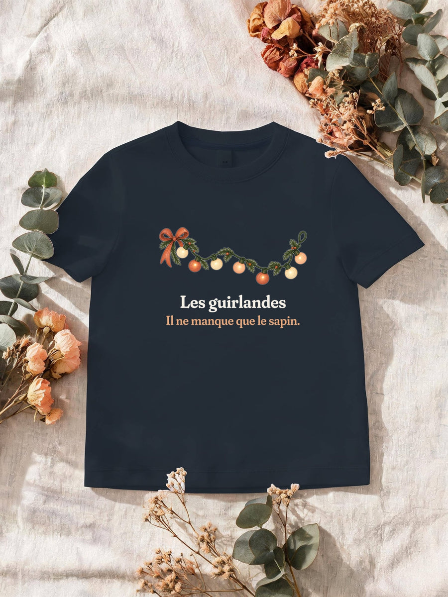 Visuel d’illustration – T-shirt homme navy avec le motif une guirlande lumineuse et « Les guirlandes. Il ne manque que le sapin. »