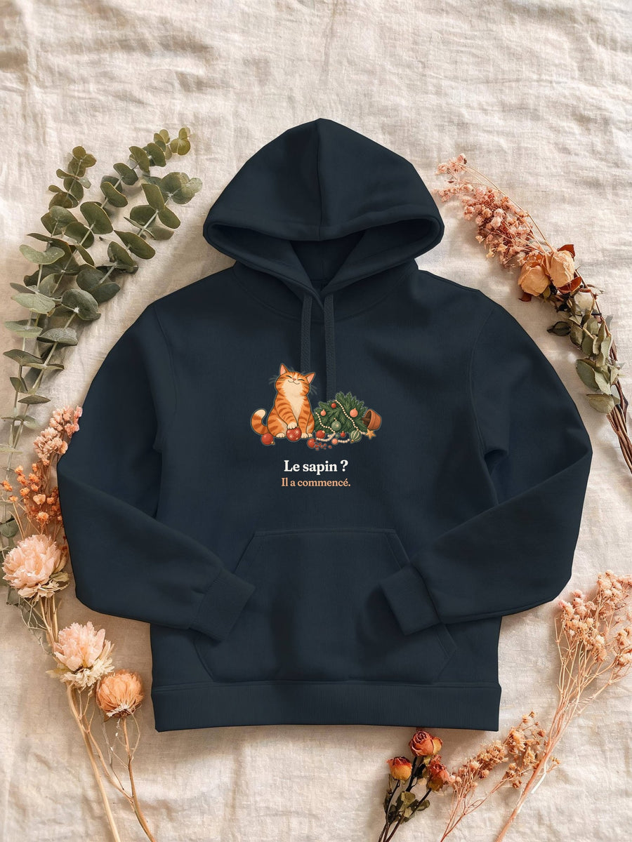Visuel d’illustration – Sweat femme navy avec le motif de Noël : un chat roux assis près d’un sapin de Noël renversé et la phrase « Le sapin ? Il a commencé. »