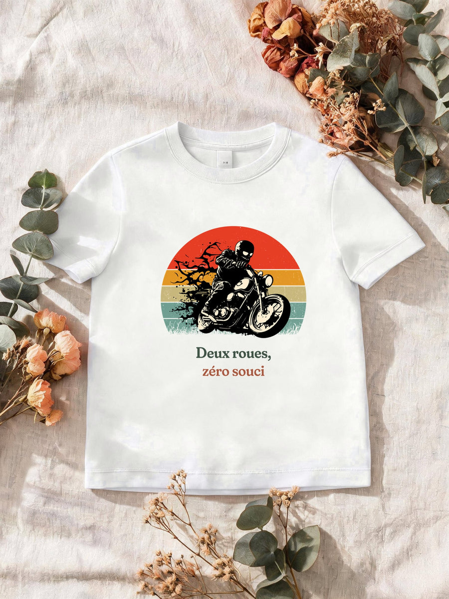 Visuel d’illustration – T-shirt homme blanc avec le motif un motard casqué sur sa moto, en silhouette devant un soleil couchant à bandes rétro et « Deux roues, zéro souci »