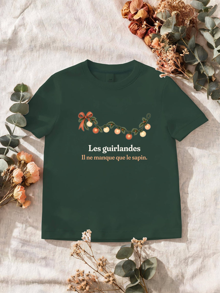 Visuel d’illustration – T-shirt homme vert forêt avec le motif une guirlande lumineuse et « Les guirlandes. Il ne manque que le sapin. »