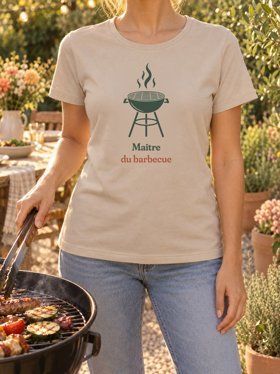 Visuel d’illustration – t-shirt dans une mise en situation, avec le motif un barbecue rond sur pieds, flammes au-dessus de la grille, en silhouette et « Maître du barbecue »