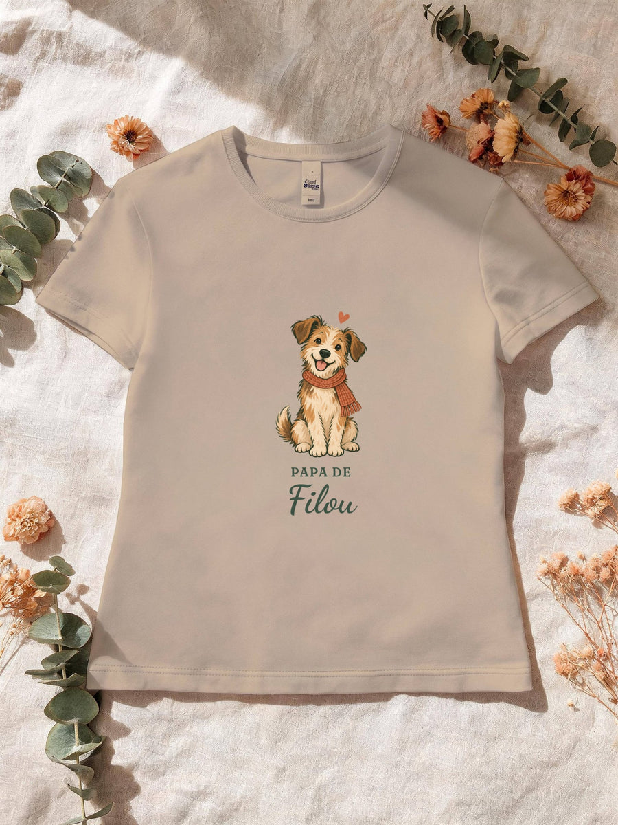 Visuel d’illustration – T-shirt femme sable avec le motif un chien en écharpe et « Papa de Filou » (exemple de prénom)